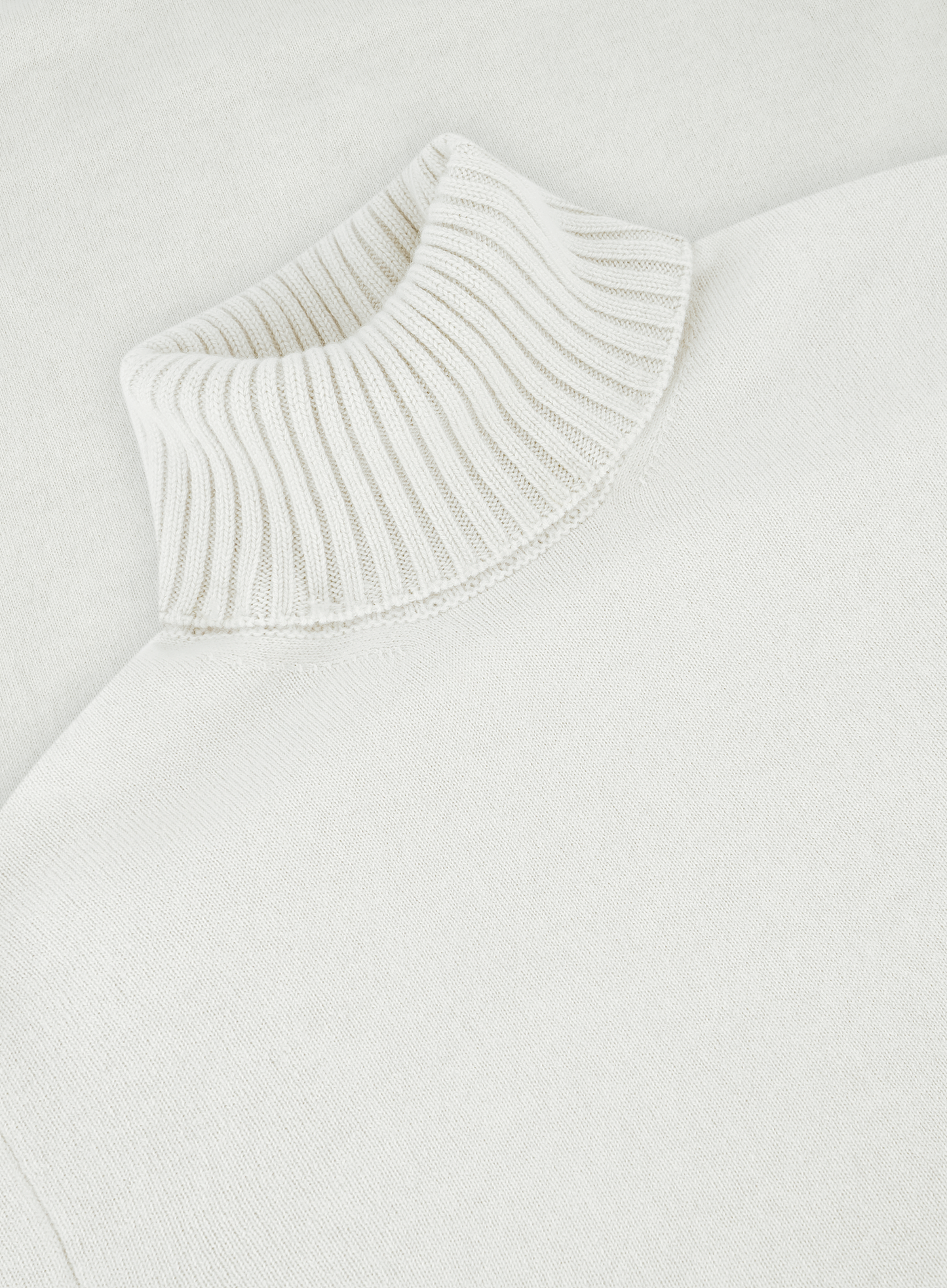Coltrui van cashmere | FULL_ WIDTH ROOM-WIT