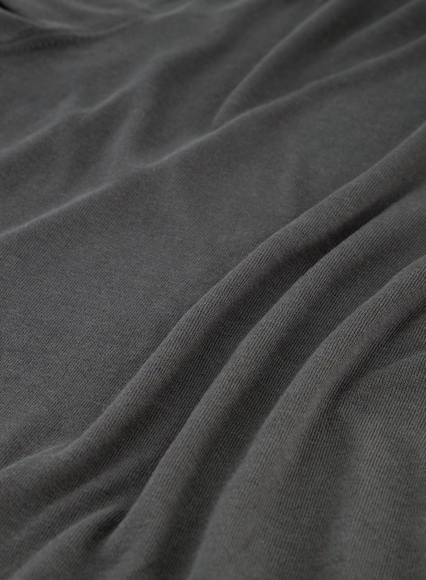 Buttonless polo van zijde | WARM GREY