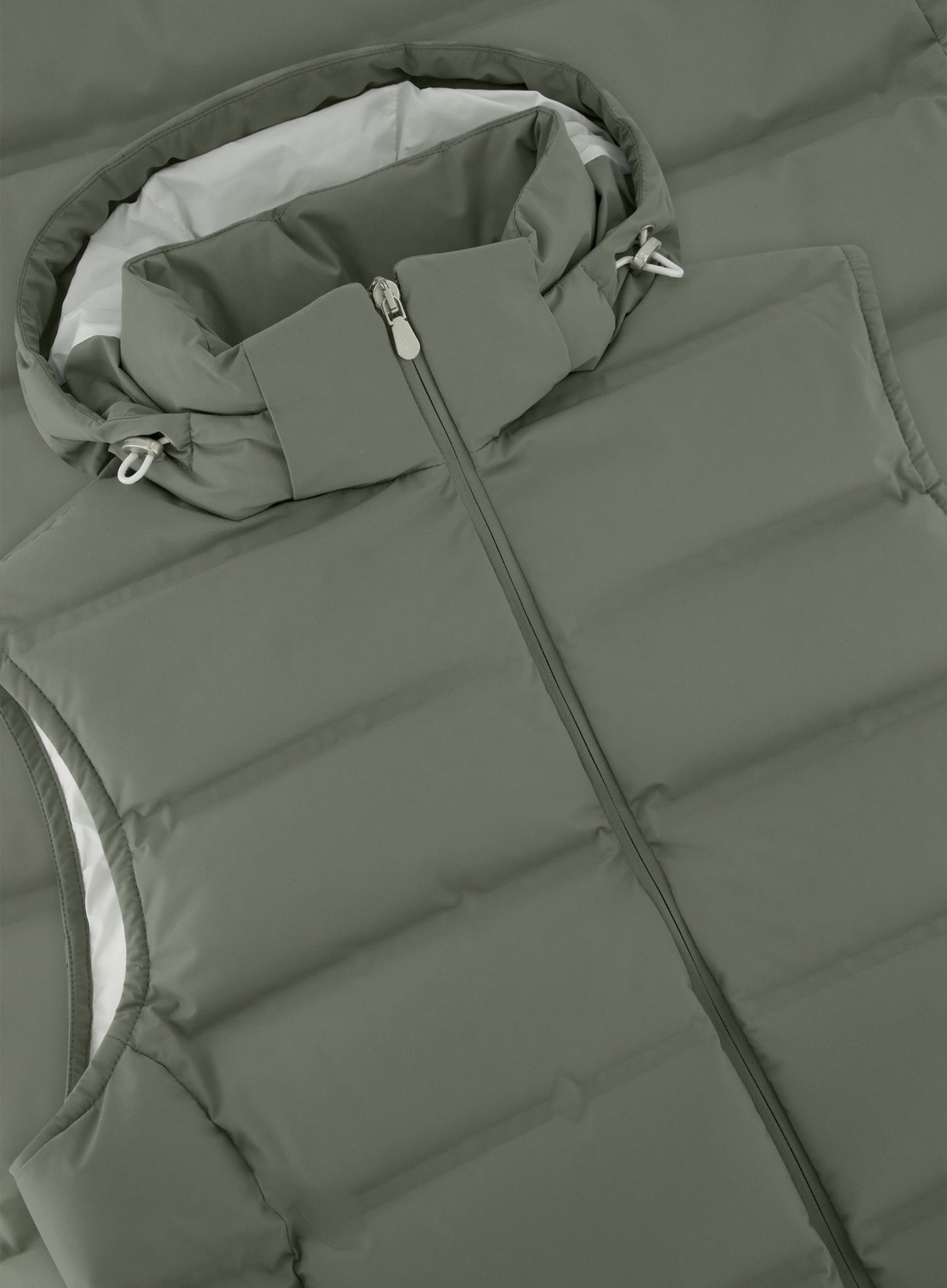 Gewatteerde bodywarmer met capuchon