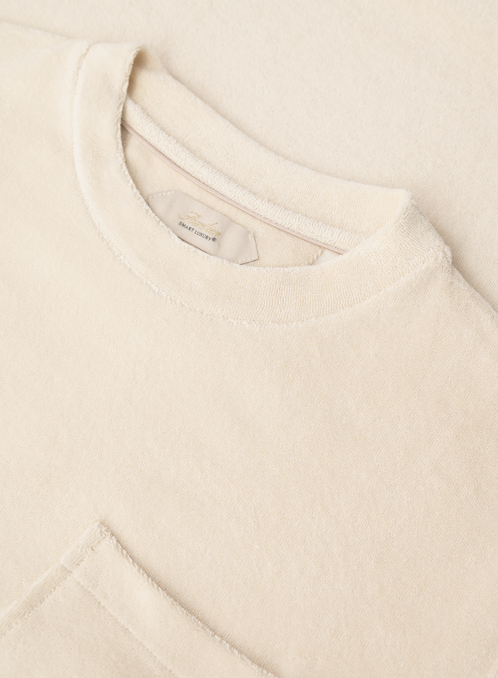 T-shirt met borstzak van badstof | FULL_WIDTH | ROOM-WIT