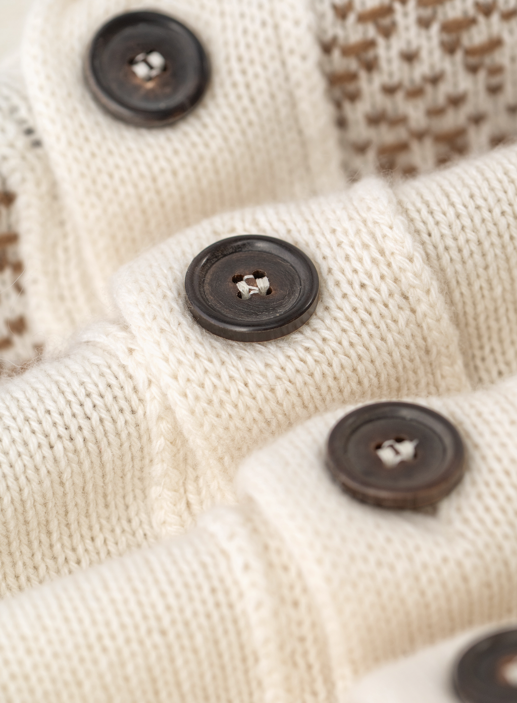 Knoopvest van cashmere, alpaca en scheerwol met sjaalkraag | FULL_WIDTH | ROOM-WIT