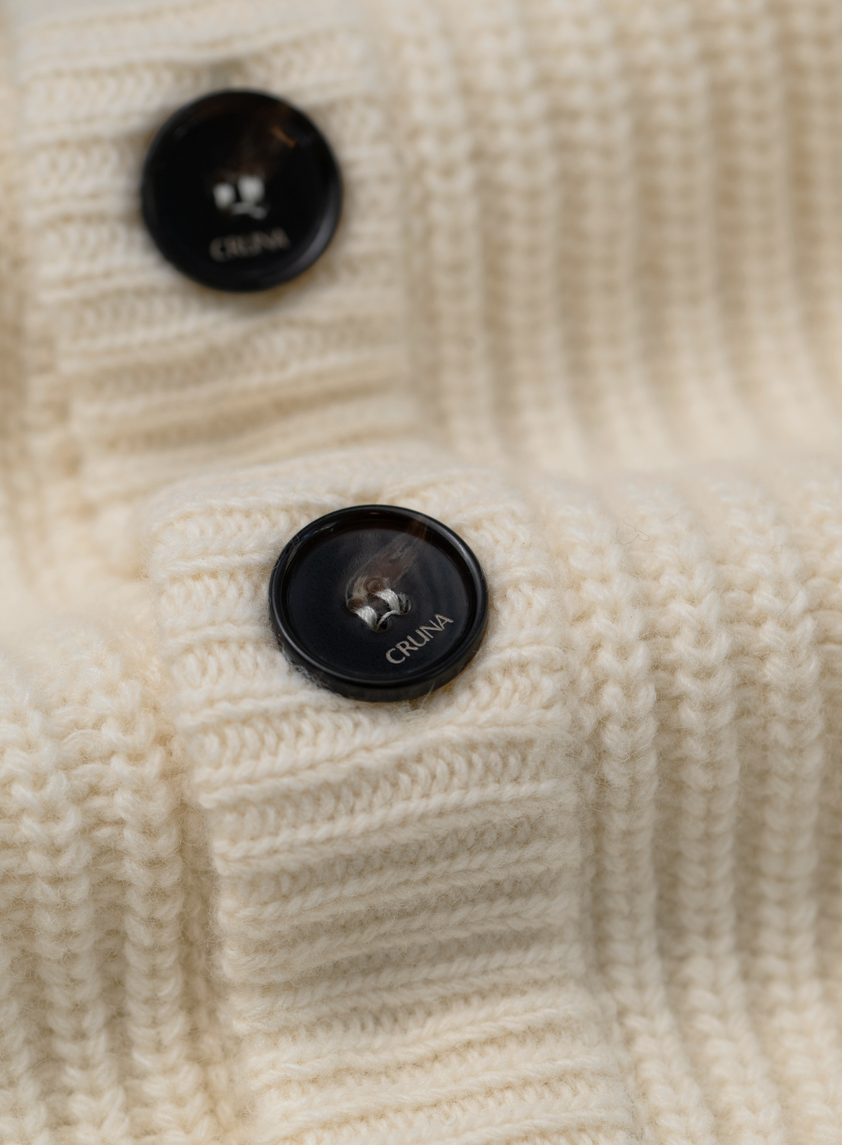 Knoopvest in wol | FULL_WIDTH | Wit