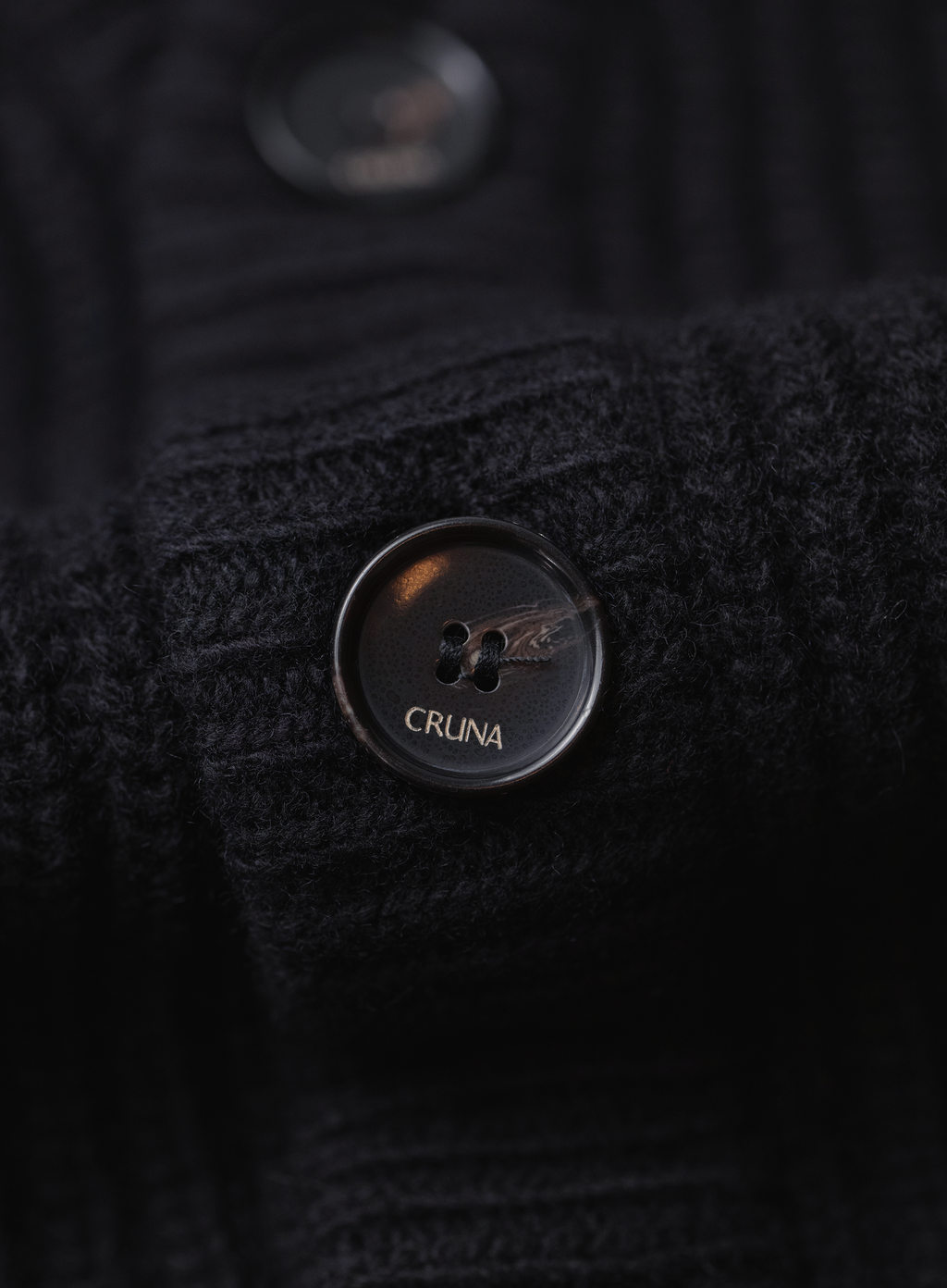 Knoopvest in wol | FULL_WIDTH | Zwart