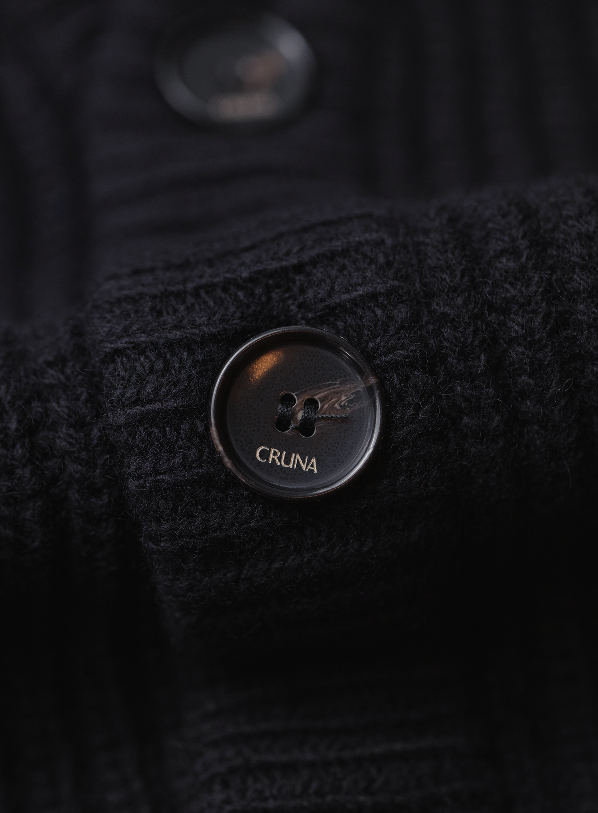 Knoopvest in wol | FULL_WIDTH | Zwart