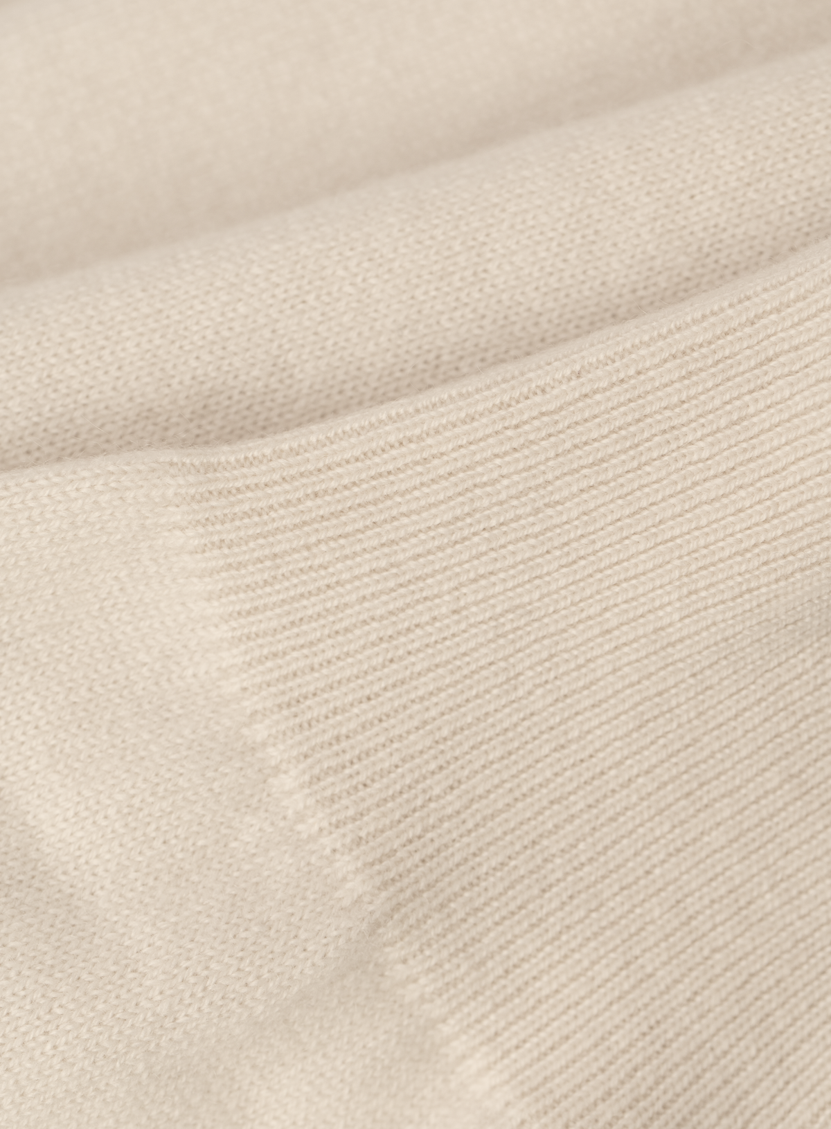 Buttonless polo in cashmere | FULL_WIDTH | ROOM-WIT