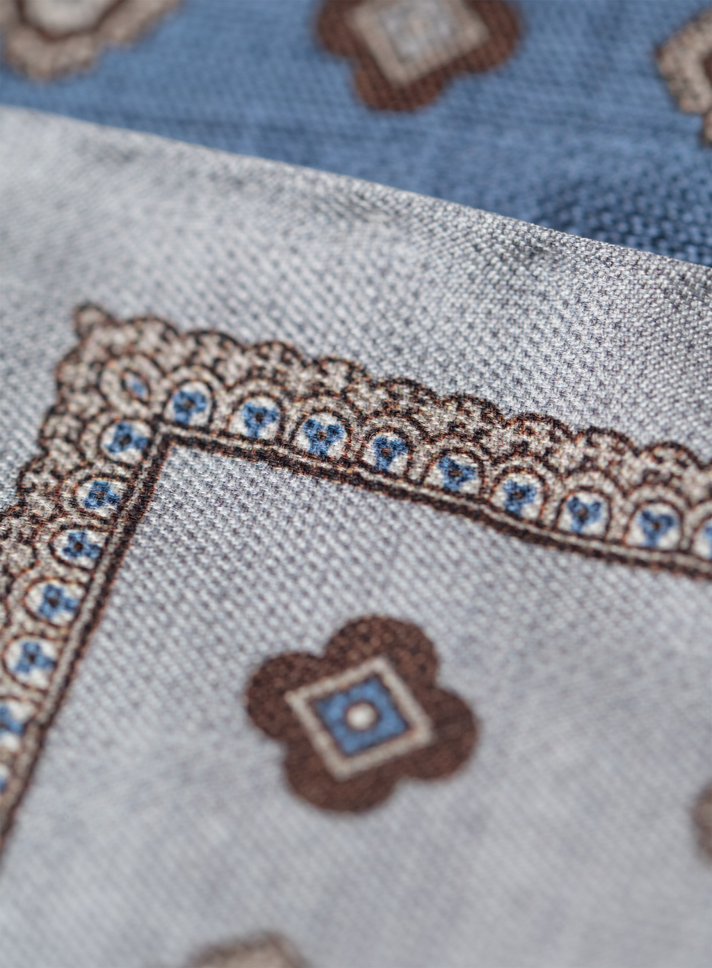 Reversible pochet van zijde met medaillonpatroon | FULL_WIDTH | Grijs