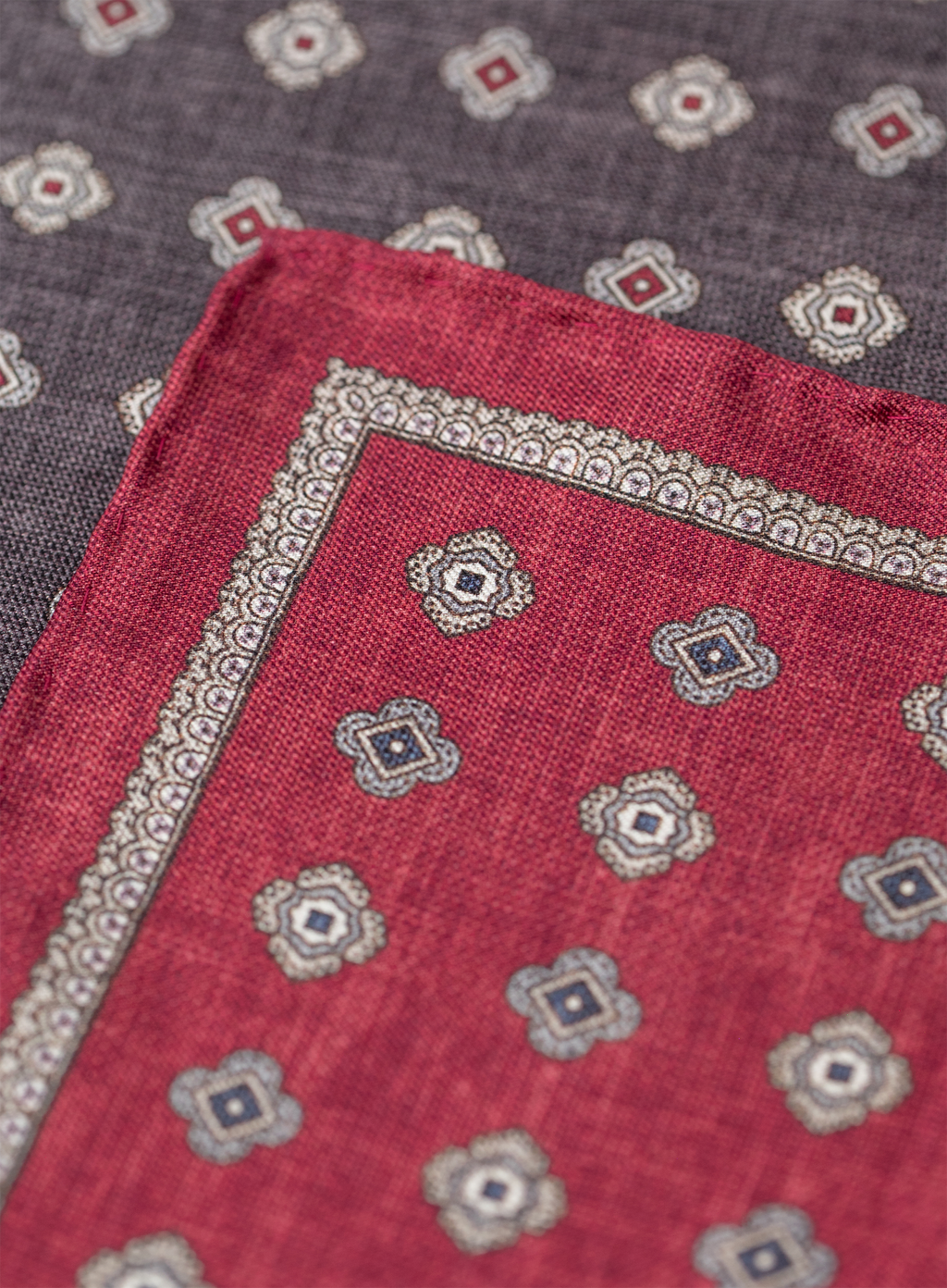Reversible pochet van zijde met medaillonpatroon | FULL_WIDTH | Bordeaux