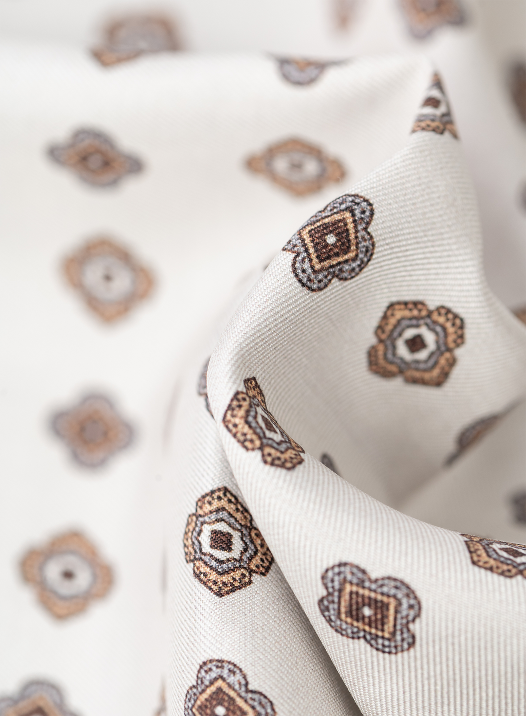 Reversible pochet van zijde met medaillonpatroon | FULL_WIDTH | GRIJS-BEIGE