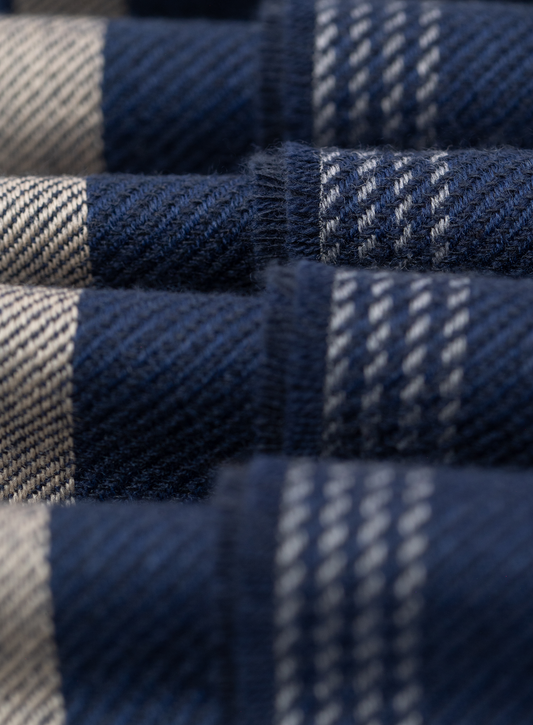 Sjaal van wol en cashmere met gestreepte rand