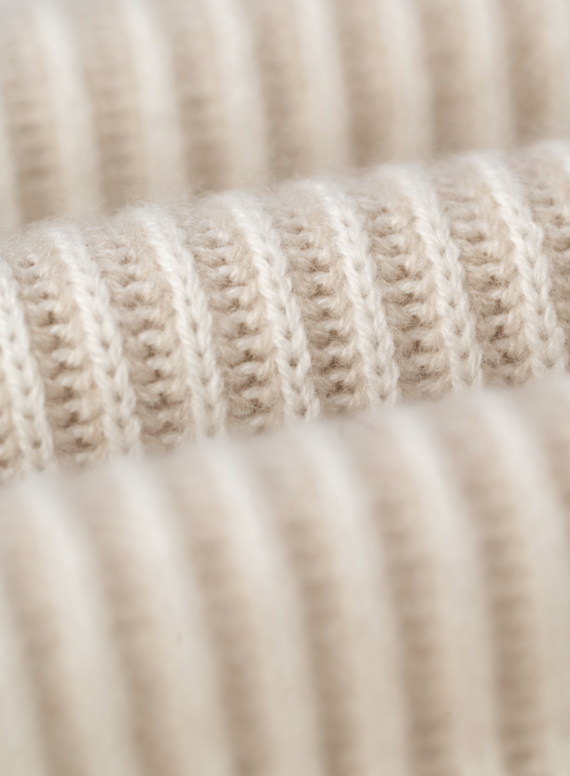 Coltrui van cashmere met Engels ribbreisel