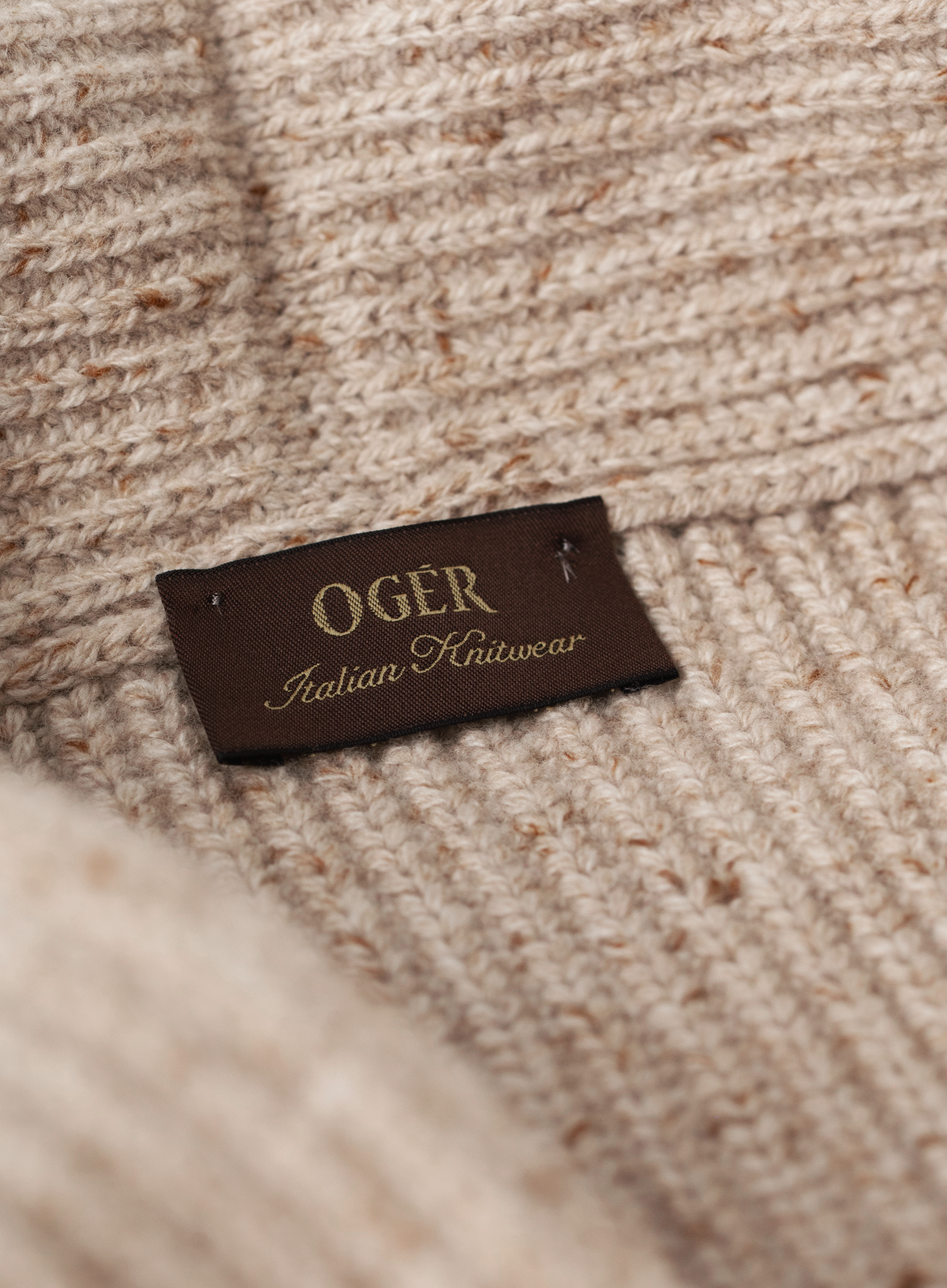 Knoopvest in wol cashmere | FULL_WIDTH | ROOM-WIT