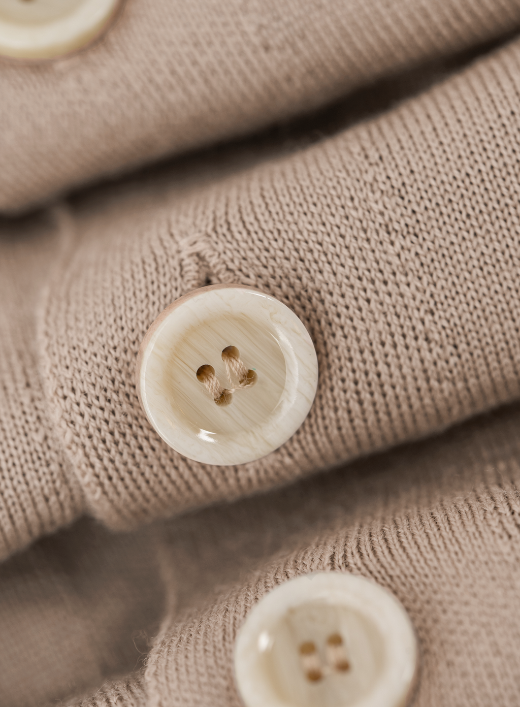 Fijngebreid knoopvest van scheerwol | FULL_WIDTH | Beige
