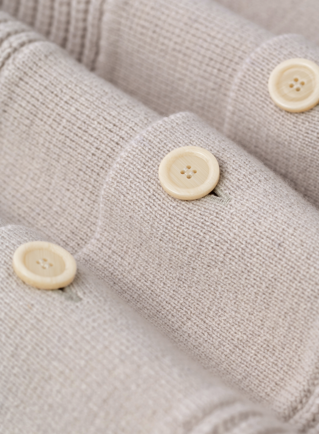 Knoopvest van wol en cashmere met polokraag | FULL_WIDTH | Beige
