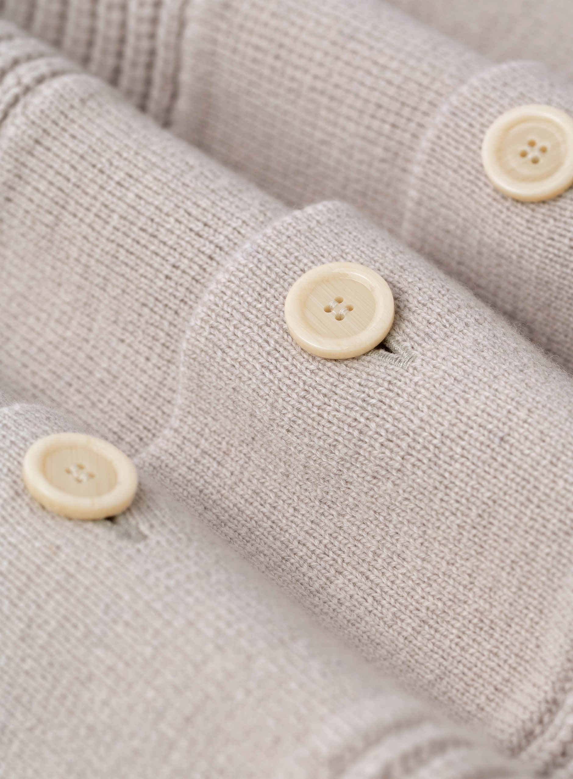 Knoopvest van wol en cashmere met polokraag | FULL_WIDTH | Beige