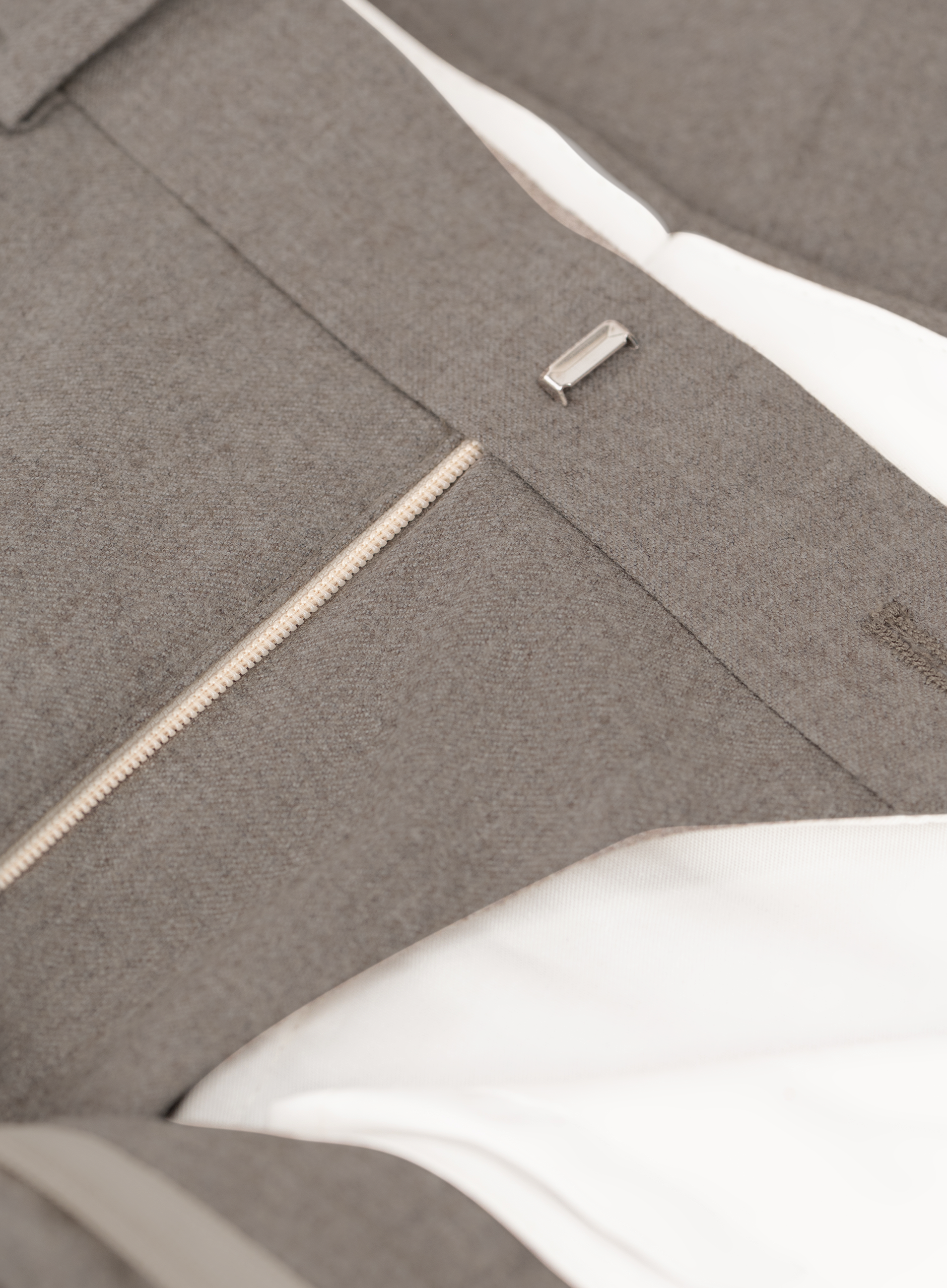 Bandplooi pantalon van wol met zijspanners | TAUPE
