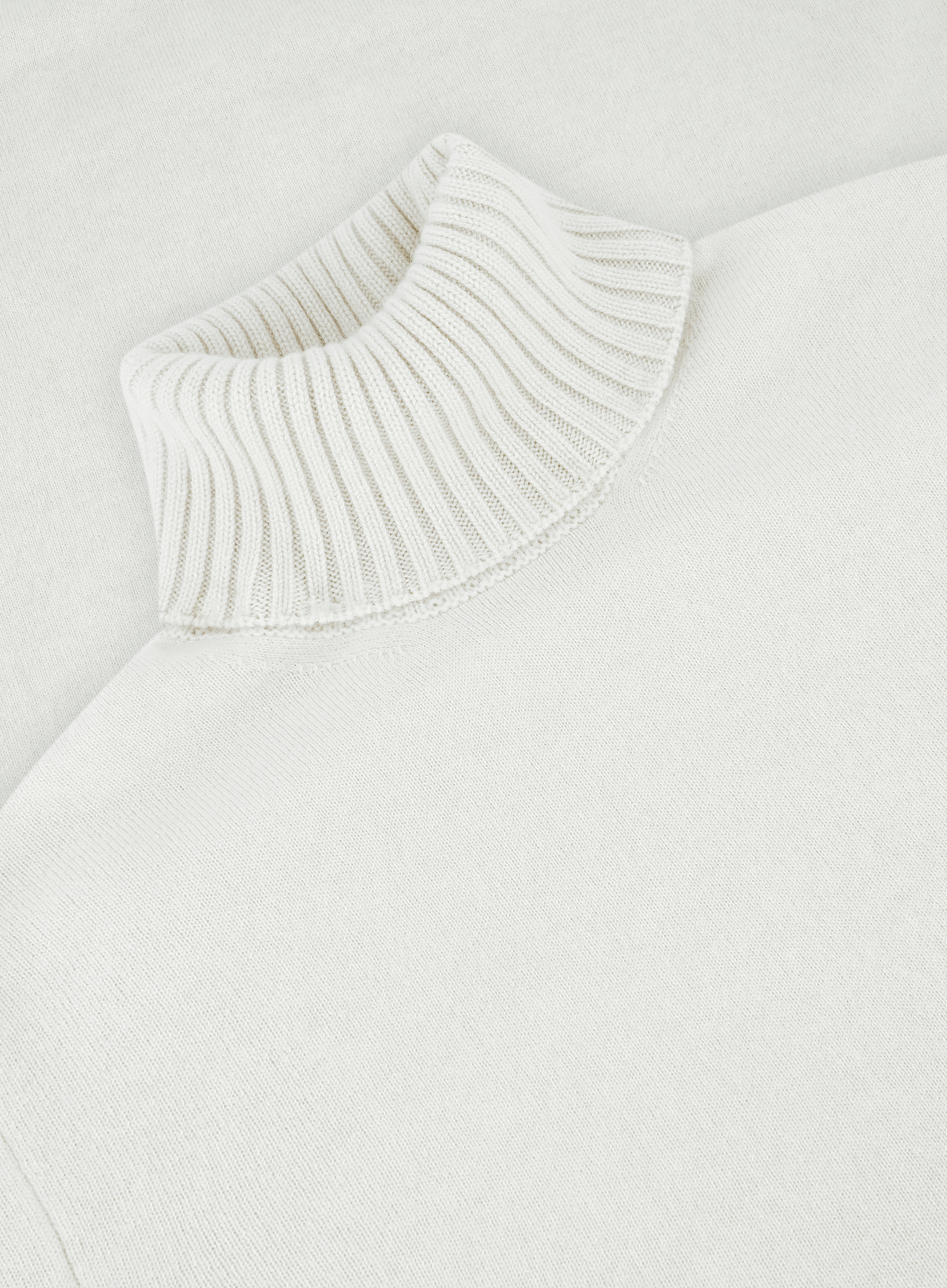 Coltrui van cashmere | FULL_ WIDTH ROOM-WIT