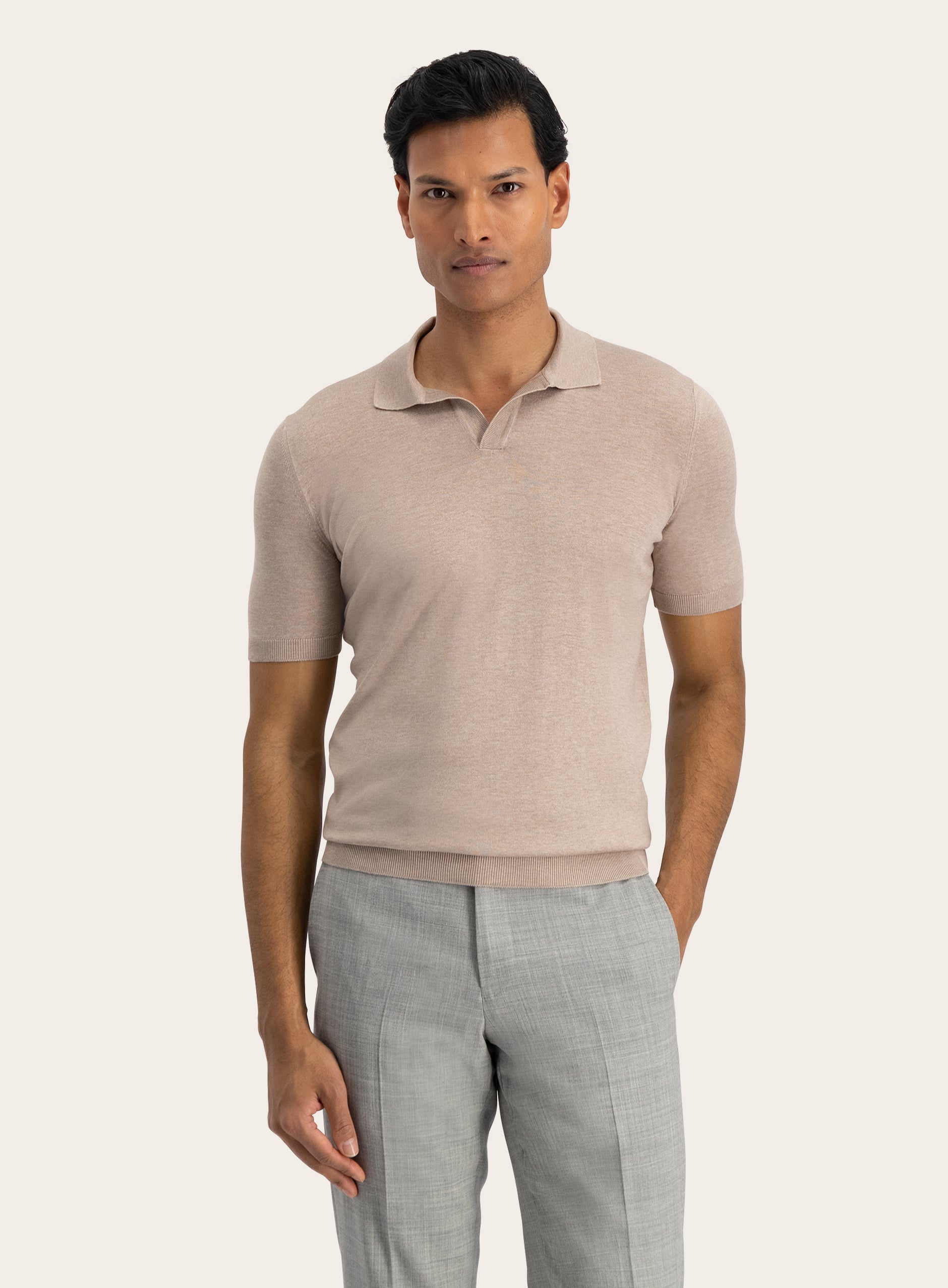 Buttonless polo van zijde | MODEL | FULL_WIDTH | Beige